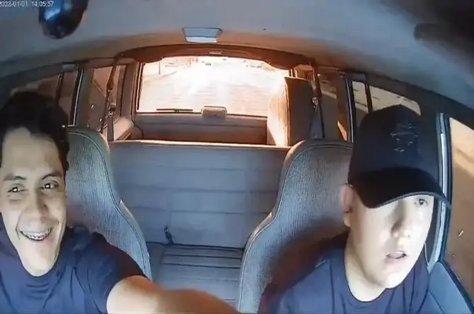 Roban auto y quedan grabados por la cámara del mismo coche 